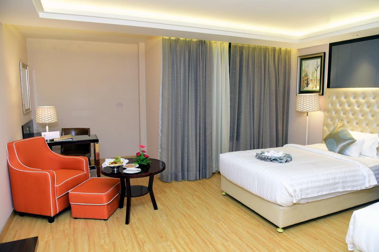 Om Clarks Inn Raebareli Luaran gambar